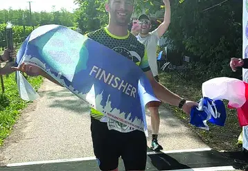 Un finisher franchit la ligne d'arrivée.