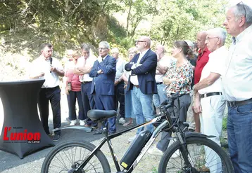 Des élus avec un vélo pour inaugurer un tunnel.