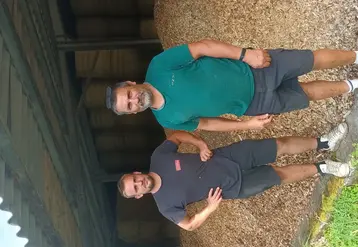 Serge Séverin et Sébastien Néme (GAEC des Gringos, Condat-en-Combrailles) utilisent les plaquettes de bois en sous-couche de leur aire paillée. Cette pratique leur permet d'économiser près de 90 tonnes de paille par an. 