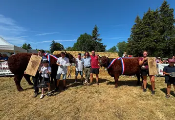 Les champions Miss et Mister et leurs éleveurs, fiers de remporter le 1er prix 2026