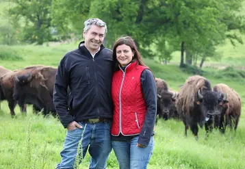 Matthieu et Christel Péron dirigent ensemble la Ferme des Bisons d'Auvergne.