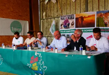 À la tribune : Pierre-Elie Simonnet président de la FNSEA86, Bernard Layre, président de la chambre régionale d’agriculture, Yohann Guédon, président de la FNSEA NA, Alain Rousset, président de Région, Jean-Pierre Raynaud, vice-président de Région en charge de l’agriculture et Clément Courteix, président de JA Nouvelle-Aquitaine.