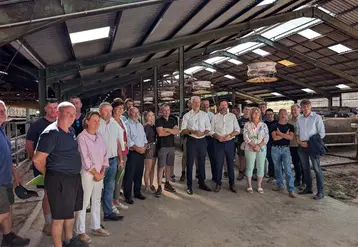 Les représentants de la Région au Gaec de Sarlis en compagnie d'élus locaux et de la Région, de parlementaires et présidente du Département, de responsables professionnels agricoles et agriculteurs du secteur.