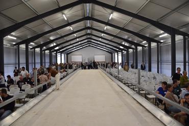 La vaste allée centrale permettra une distribution mécanisée de l'alimentation.