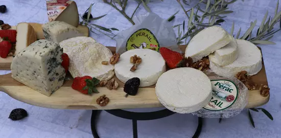 Fromages de brebis : roquefort, ossau-iraty et pérail.