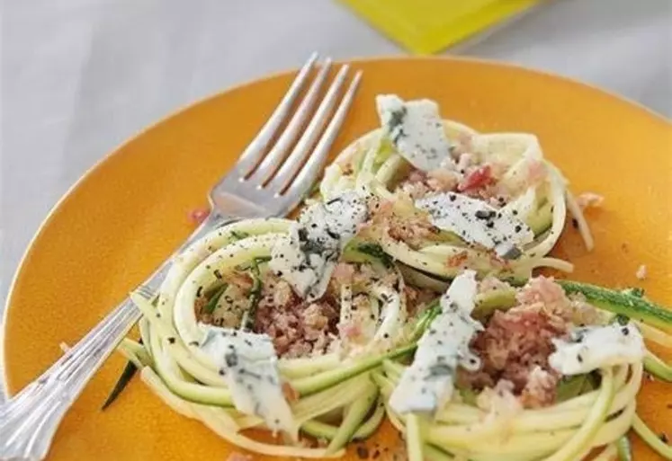 Salade de spaghettis de courgette, pancetta et roquefort.