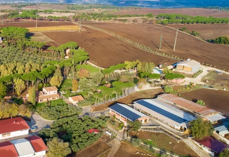 Vue aérienne de la ferme du domaine Bella Donna, en Italie.