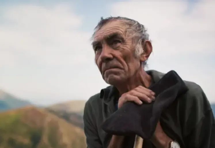 Un berger regarde au loin, extrait du film "Shoot the bear"