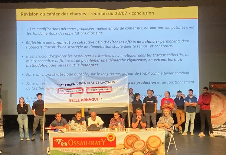Sur scène, lors de l'assemblée générale du syndicat de l'AOP Ossau-Iraty, les représentants d’ELB ont déployé une banderole dénonçant la plus faible augmentation du prix du lait AOP.