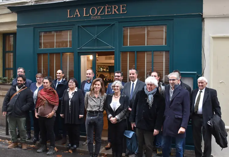 Des représentants des organisations pastorales françaises se tiennent devant la maison de la Lozère à Paris