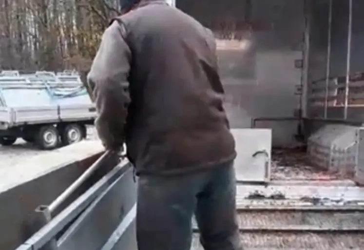 <em class="placeholder">Une personne installe des claies coulissantes sur un quai de chargement.</em>