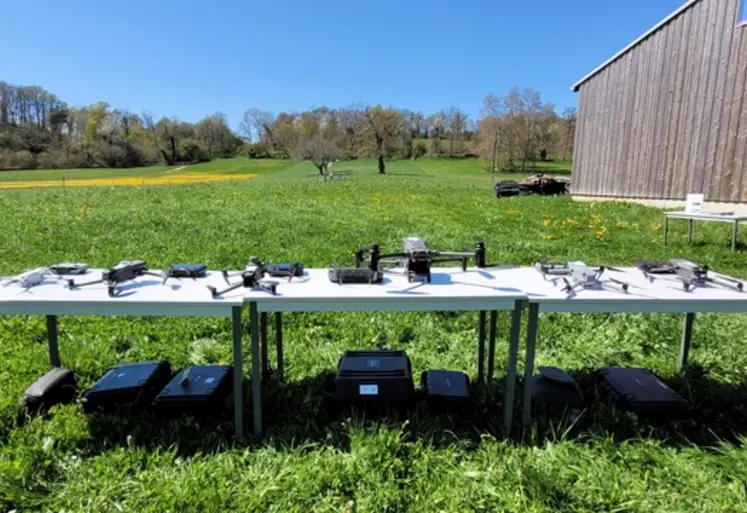 <em class="placeholder">Des drones sont disposés sur une table dans une prairie.</em>
