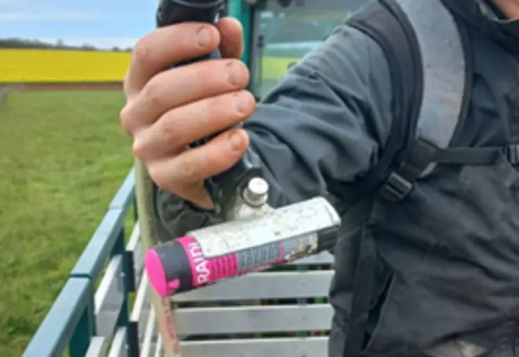 <em class="placeholder">Un simple tube en aluminium est fixé à la base du pistolet drogueur.</em>