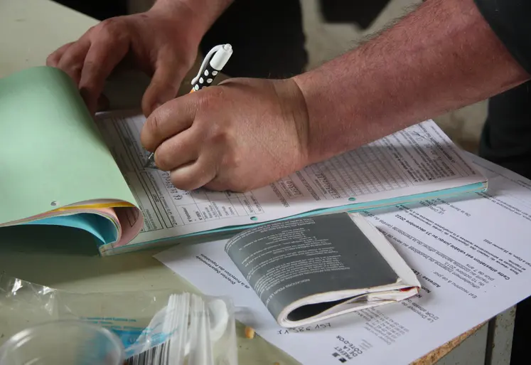 Un homme remplit des documents.