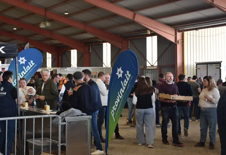 Des participants au salon Provinlait échangent 