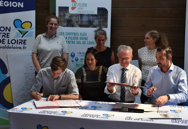 De gauche à droite au premier plan : Xavier de Laage, François Bonneau (président de la région Centre-Val de Loire) et Eloi Canon, lors de la signature du contrat le 4 septembre.