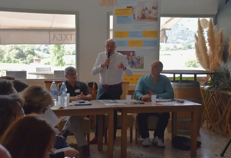 De gauche à droite : Daniel Bordarrampe, trésorier, Frédéric Nerrière, président et Beñat Saint-Esteben, vice-président, lors de l'assemblée générale le 18 septembre 2026.