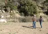 <em class="placeholder">Eleveur et technicien observent le troupeau de moutons</em>