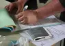 Un homme remplit des documents.