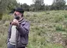 Frédéric Mazer, éleveur herbassier dans les Cévennes, dans un parcours boisé