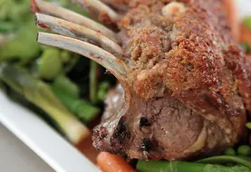 <em class="placeholder">Carré d’agneau en croûte de roquefort, légumes printaniers</em>