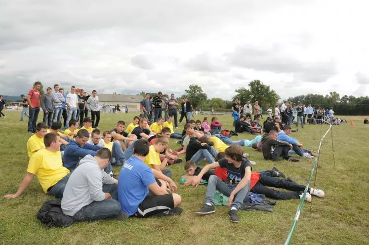 Les jeunes candidats attendent leur tour pour le quad