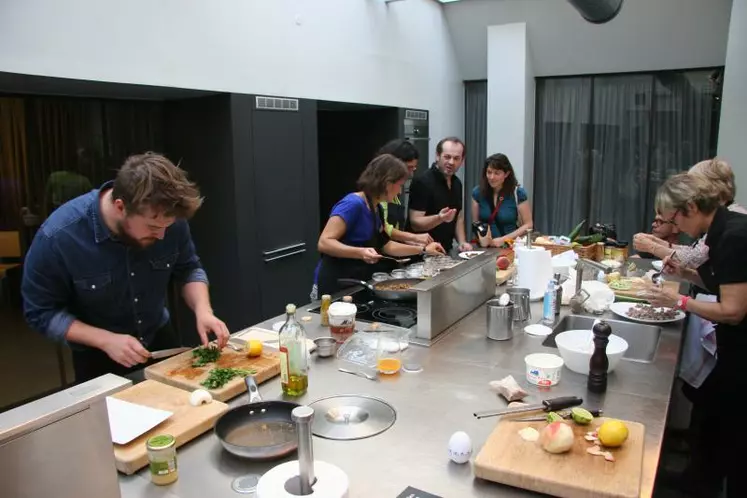 Interbev, Eblex et Bord Bia ont invité bloggeurs et journalistes à cuisiner de l’agneau façon presto en compagnie de Florent Ladeyn, chef étoilé du Nord et finaliste de Top chef.
