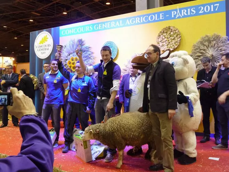 NICOLAS ARPIN (au milieu) a été élu meilleur berger de France et
Bénédicte Poulet (2e à gauche) meilleure bergère de France.