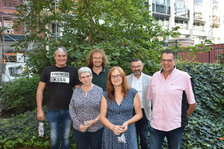 Une partie du bureau de la FNO était rassemblée devant la Maison nationale des éleveurs (Paris) le lendemain de l’assemblée générale. De gauche à droite : Claude Font, Brigitte Singla, Jean-Roch Lemoine, Michèle Boudoin, Patrick Soury et Jérôme Redoulés.