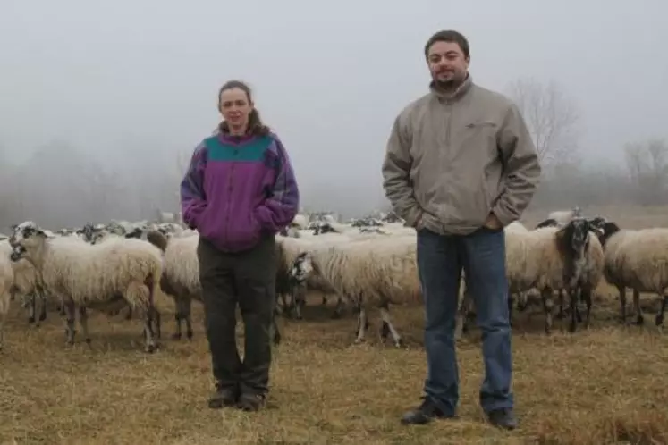 Mireille Servier, éleveur de ravas et Gaëtan Grenet, technicien.