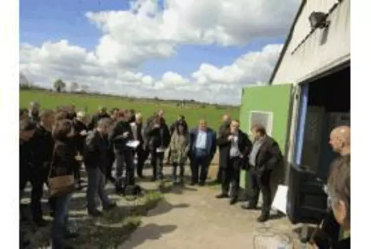 Une cinquantaine de personnes, éleveurs, conseillers agricoles, élus locaux étaient présents à Anetz le 16 avril pour une réunion consacrée à la sécurisation fourragère des exploitations d’élevage.