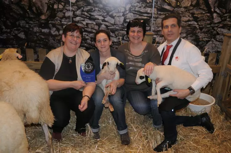 Marie-Chantal Laurent, éleveuse de 700 brebis dans le Lot et Pauline Goillon, technicienne à la coopérative Geoc (à gauche), 2ème prix des trophées en catégorie signes officiels de qualité