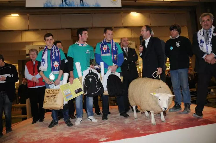 Une agnelle Texel a été offerte au vainqueur par Oson