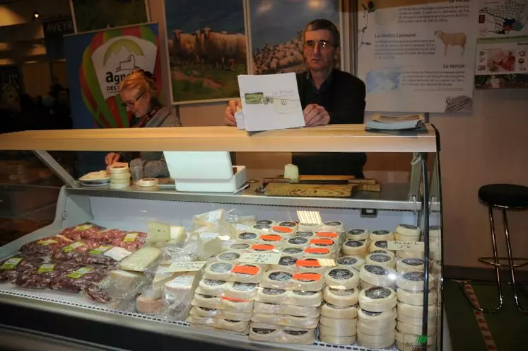 Sur le stand du Coram, un producteur présente le fromage de pérail