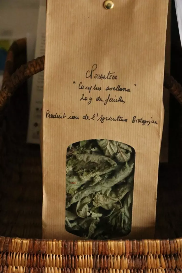 Aude de Roffignac commercialise les plantes médicinales séchées en ensachées. © B. Morel
