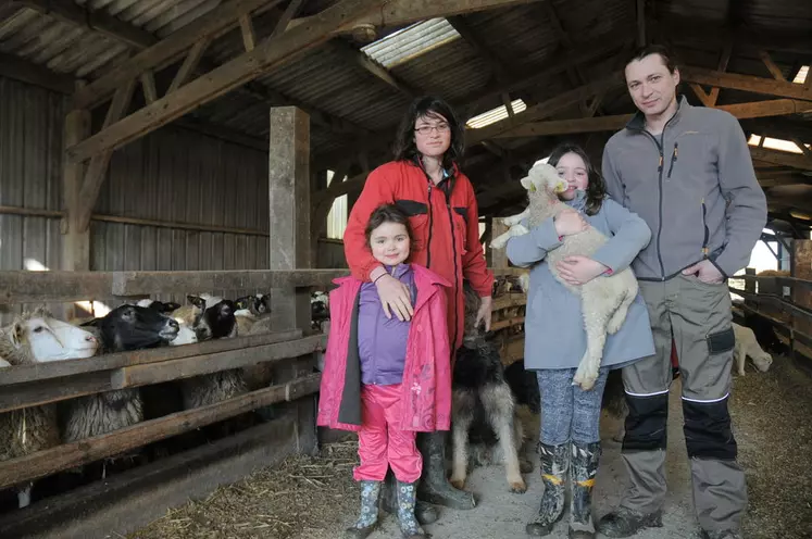 Au Gaec des bergers associés, l’élevage ovin est une affaire de famille ! © A. Villette