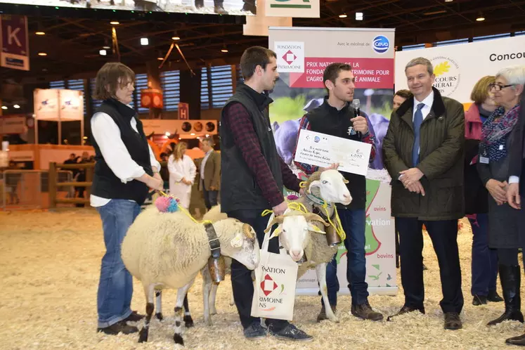 Adrien Rigal a reçu le prix le deuxième prix de la fondation du patrimoine pour l’agro-biodiversité animale le 1er mars sur le grand ring du salon de l’agriculture. © D. Hardy