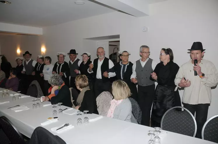 La soirée d’accueil le mercredi soir a permis aux participants de se mettre dans l’ambiance au rythme des danses folkloriques bretonnes et en dégustant des galettes. © A. Villette