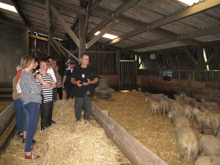 Daniel Gaillard a présenté toutes les phases de l’élevage des agneaux. © V. Bargain