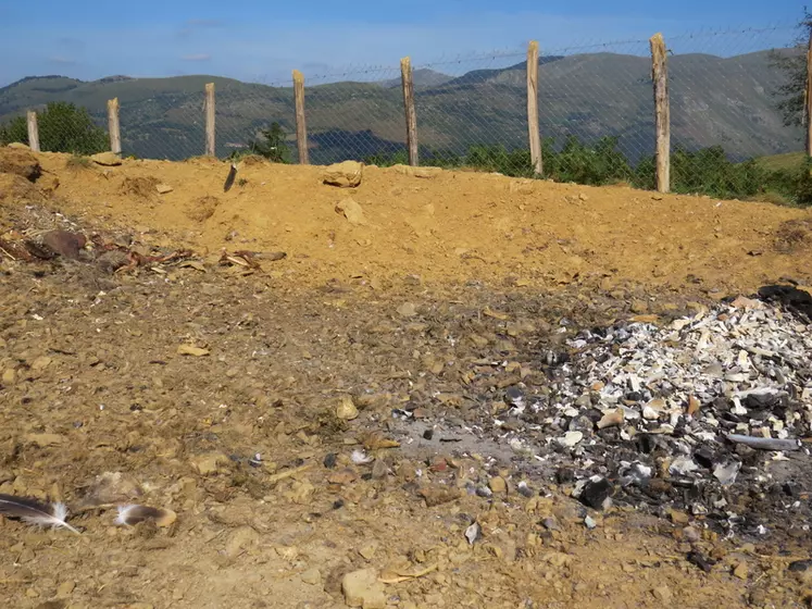La placette de 250 m2 est clôturée et équipée d’une boîte aux lettres dans laquelle se trouve le cahier de dépôt. © A. Dazet