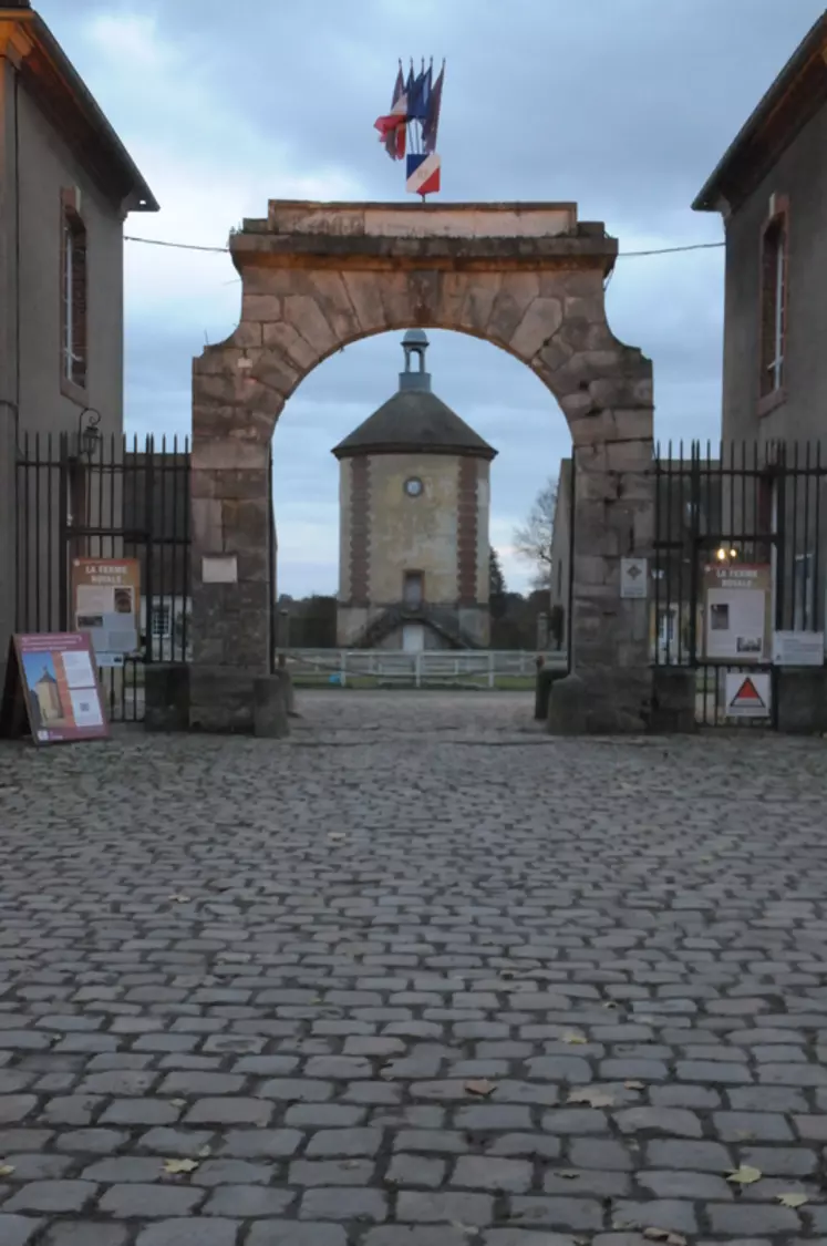 La bergerie nationale de Rambouillet est formée de bâtiments construits sous Louis XVI et Napoléon 1er.  © M.-A. Batut