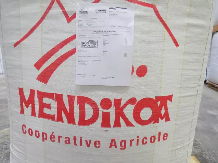 La coopérative Mendikoa vient d’adopter pour ses aliments de la gamme ovine le logo « x % produit sur la zone AOP », afin de tracer les matières premières. © A. Dazet