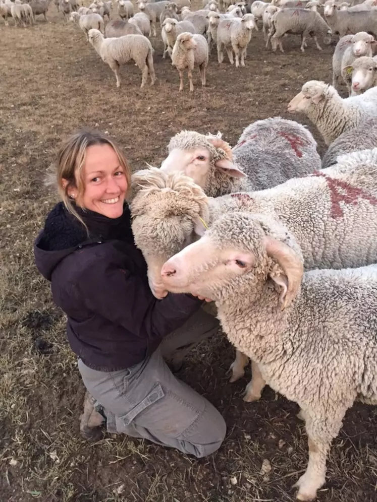 Pour Agathe, l’élevage ovin est une passion avant d'être un métier.  © FNO