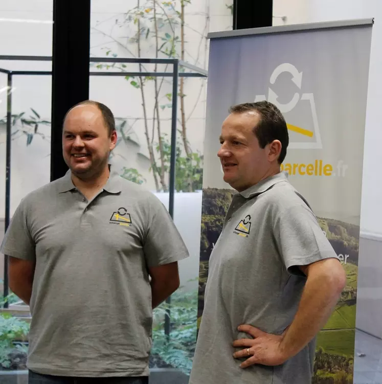 MICKAËL JACQUEMIN (À GAUCHE),AGRICULTEUR, ET VINCENT BARBIER,spécialiste des nouvelles technologies,sont à l’initiative du projet échange deparcelles. © DR