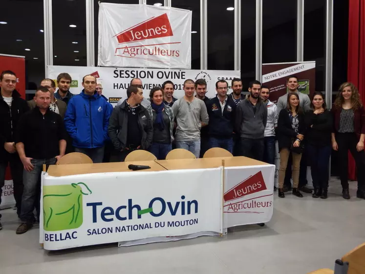 Au cours du repas de gala, a été signée la convention de partenariat entre JA Nouvelle-Aquitaine, représenté par Jérôme Pascarel, responsable du dossier installation, et Nicolas Faurie, directeur de Tech-Ovin. © JA87