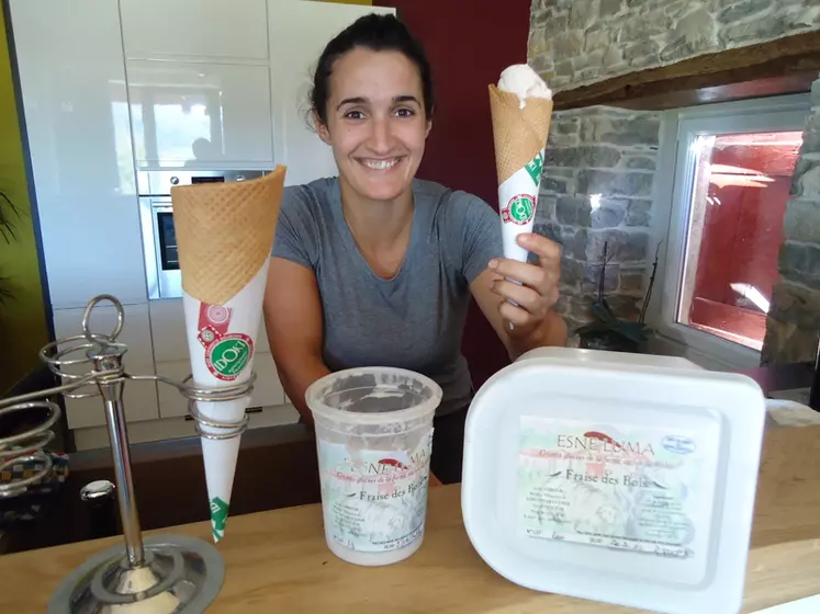 Pantxika Predaigne propose des glaces identifiées à la marque des produits fermiers basque Idoki. © A. Dazet