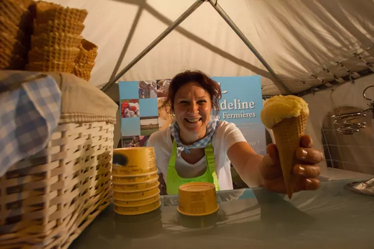 Carine Bossut des glaces Audelines confie ponctuellement la vente au détail de ses glaces fermières à des revendeurs. © A. Dazet