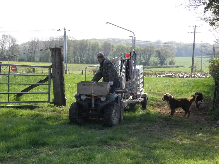 OPTIONL’éleveur, recule en douceur son Combi Trailer à l’entrée d’une petite prairie dans laquelle il a rassemblé ses ovins avant de commencer la pesée. © J.-F. Rivière