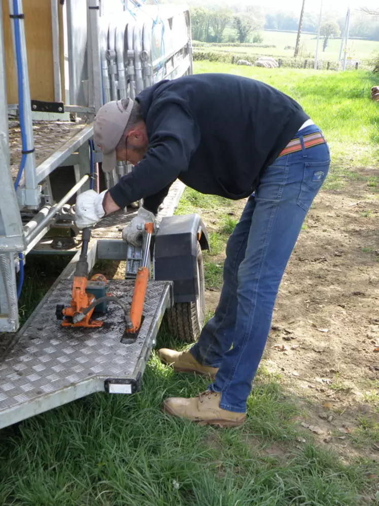 OTIONChristophe actionne encore une fois ses pompes, vérins et systèmes de blocage afin de remettre en position haute son Combi Trailer pour la route. © J.-F. Rivière