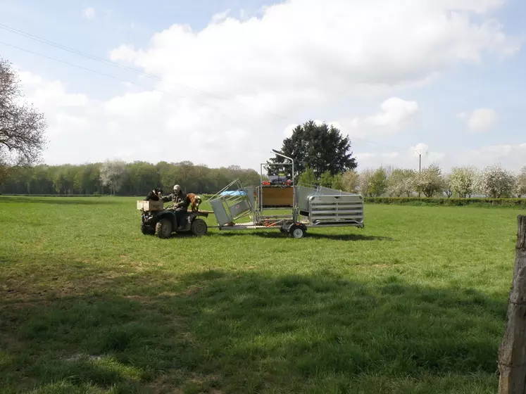 OPTIONL’éleveur fait un demi-tour dans l’une de ses parcelles avant de ramener son Combi Trailer sur sa ferme. © J.-F. Rivière